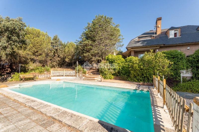 Foto d5c3523a-fdd5-4c28-84c8-abf76ba2b59f. Casa amb calefacció aparcament piscina a Los Robles Torrelodones