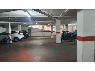 Aparcament cotxe  Lepant. Amplia plaza de aparcamiento junto juzgados de la ciudad