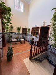 Casa aparellada a Camas. Casa en venta en camas