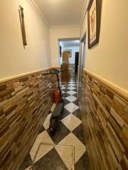 Casa aparellada a Camas. Casa en venta en camas