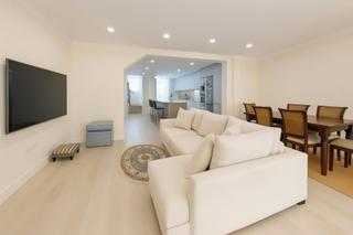 Chalet  Avenida mar baltico 7. Un oasis en la ciudad!