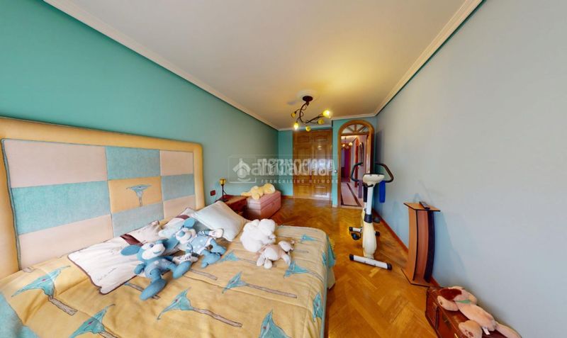 Foto c17801cd-11d2-49b4-96ca-504f83f08e95. Casa aparellada amb calefacció aparcament piscina a Leganés