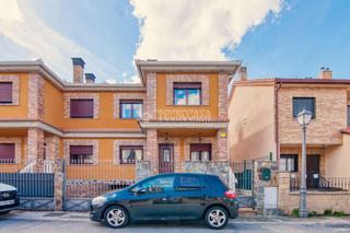 Maison jumelée à Área Rural. Casa en venta en segovia
