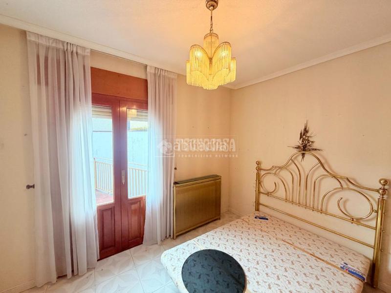 Foto da33e130-e0ae-44e9-ab24-7077a5439944. Casa aparellada amb aparcament a Cantimpalos