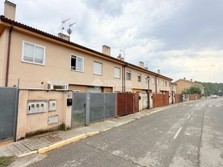 Casa aparellada a Hontanares de Eresma. Casa en venta en hontanares de eresma