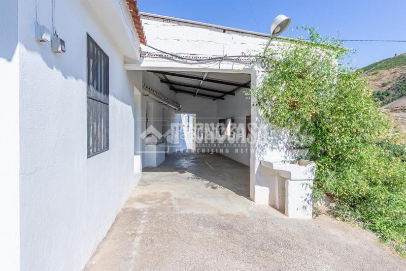 Foto b4f8c602-1f1d-470c-a734-6636d74cc6b4. Casa  en venta en Iznate
