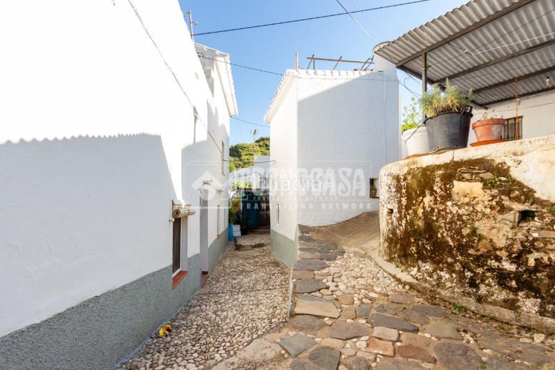 Foto dafc547d-5c70-40e8-83d2-73d391538598. Casa  en venta en Cútar