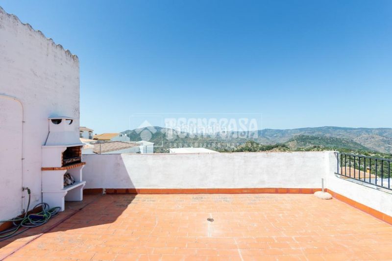Foto 8c08e26f-1f75-43b4-ac7d-fa78e06f548c. Piso  en venta en Comares