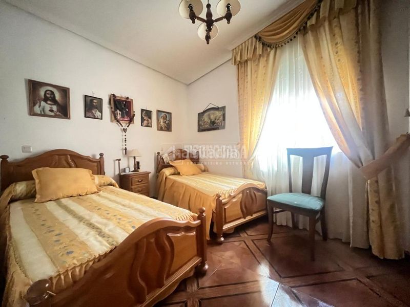 Foto d8dd37af-d4e9-412c-8e71-45346c8ee2e0. Casa aparellada amb calefacció a Navalcán