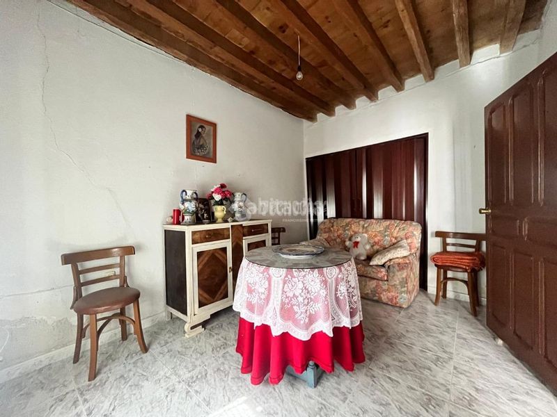 Foto d8fa0179-6d87-46b3-8724-f521cefb4af5. Casa aparellada a Herencias (Las)