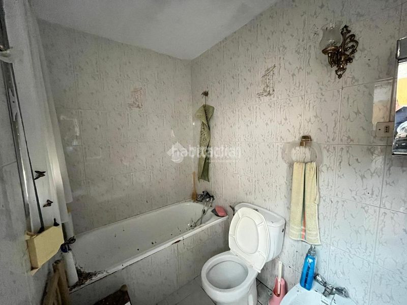 Foto a2f25629-2844-4ec2-81c5-b5914178bb58. Casa aparellada a Navalcán