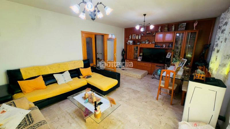 Foto 9552e9c3-6aff-427a-9347-f7fd992392a4. Casa aparellada amb aparcament a Centro Seseña