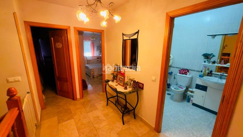 Foto be0ec27d-10f7-4b22-8cdf-a6e1dcadb45f. Casa aparellada amb aparcament a Centro Seseña