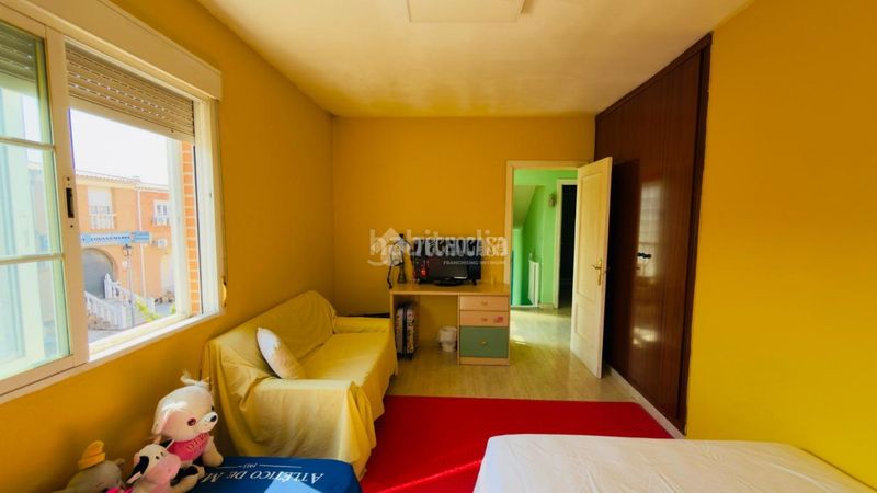 Foto a1148a73-1c74-4f46-81b4-3a5fdd542642. Casa aparellada amb aparcament a Seseña nuevo Seseña