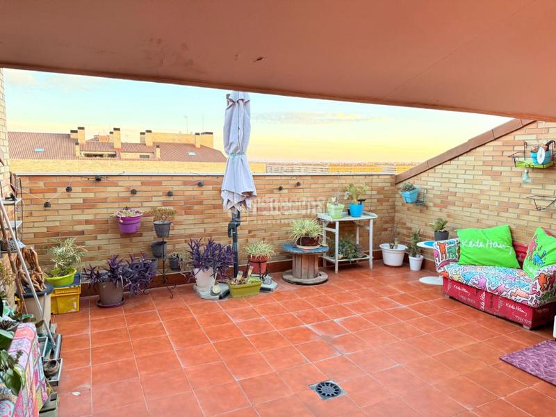 Foto f46b54a1-948d-497b-a31e-8633db2cba5d. Attico con piscina in El Quiñón Seseña