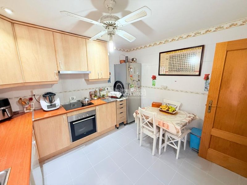 Foto ac4c9d7f-50cc-4320-b34b-7f22db14b405. Casa aparellada amb aparcament a Seseña nuevo Seseña