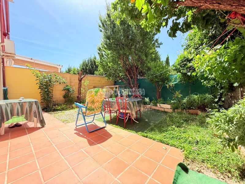 Foto f3131197-96bb-404f-96b9-e596f67772df. Casa aparellada amb aparcament a Seseña nuevo Seseña