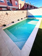 Casa aparellada a Parla Este. Casa en venta en parla