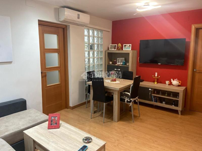 Foto ace98dfd-b940-4dc3-91ed-f2fe59019a69. Pis a Centre Viladecans