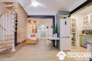 Casa aparellada a Centre. Casa en venta en viladecans