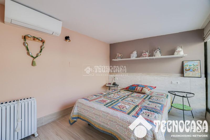 Foto 16bd1228-7beb-41ec-9e7f-0e2fef7a3943. Casa aparellada amb calefacció a Centre Viladecans