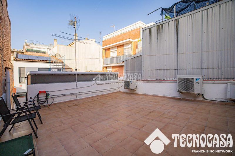 Foto 40ea95b7-bcc9-402d-b6fc-a73d71f07bea. Casa aparellada amb calefacció a Centre Viladecans