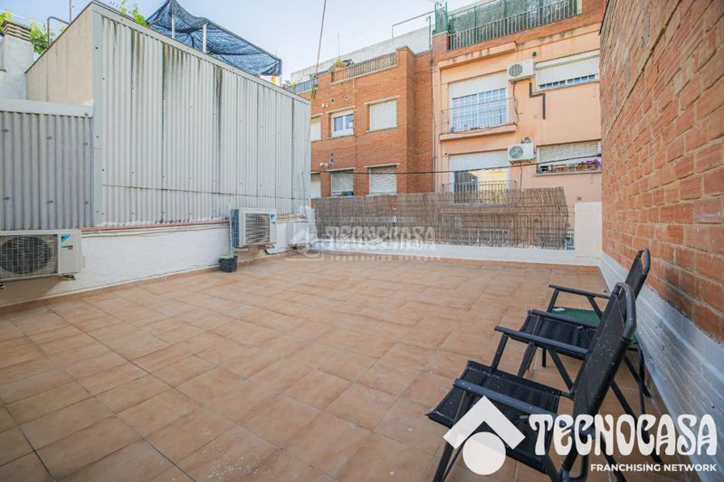 Foto 47e97490-a127-41ab-b9f2-13db2e6e3ca2. Casa aparellada amb calefacció a Centre Viladecans