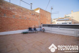 Casa aparellada a Centre. Casa en venta en viladecans