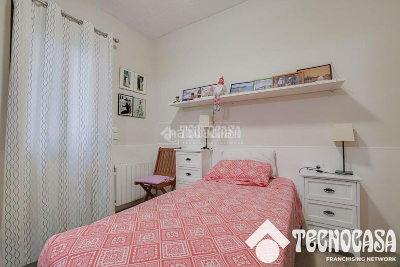 Foto aeb02604-e10c-49c5-a295-78d7e8a3b0db. Casa aparellada amb calefacció a Centre Viladecans