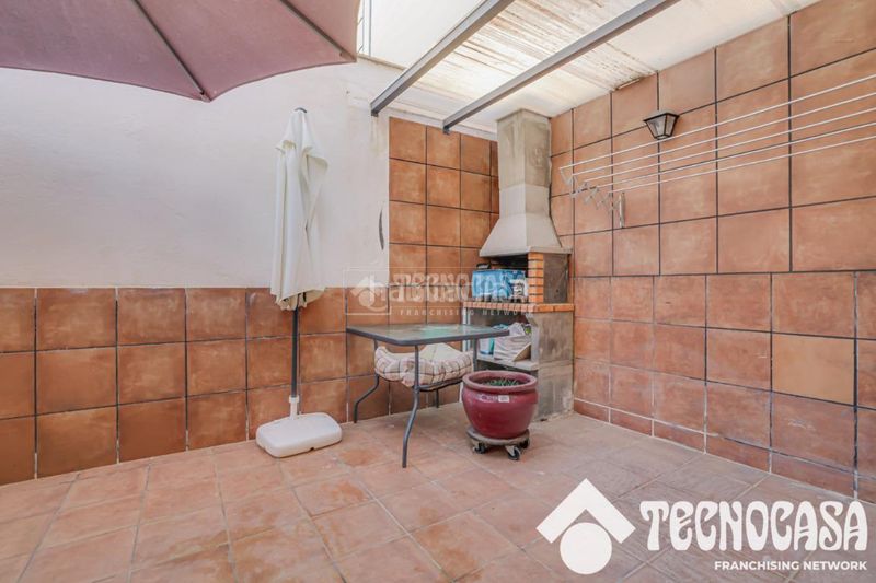 Foto b5e87b31-209b-436c-8833-c23c9e6e7811. Casa aparellada amb calefacció a Centre Viladecans