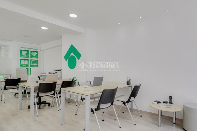 Foto eb32b760-54ae-46d1-97c4-f0e5c4ff8022. Casa aparellada amb calefacció a Centre Viladecans