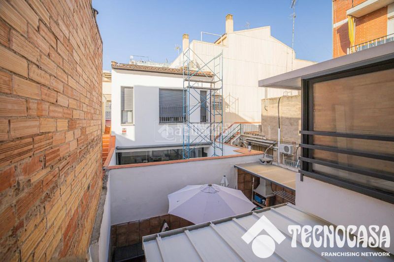 Foto f3c7444a-f6a9-4d49-af39-6ed16c59ed9c. Casa aparellada amb calefacció a Centre Viladecans