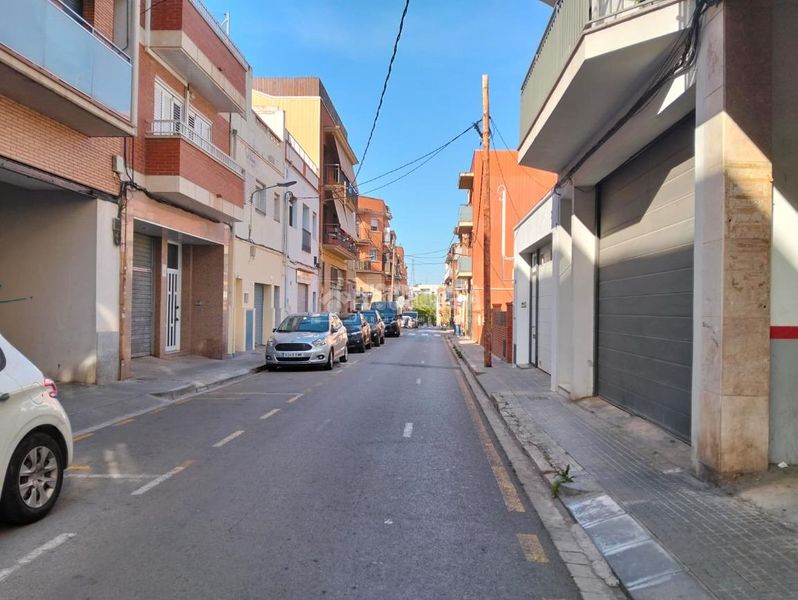 Foto ceb26b44-5c47-42bd-b104-1d74fff23a91. Aparcament cotxe a Centre Viladecans