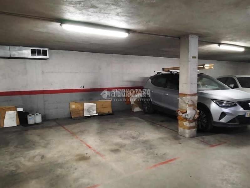 Foto db487a30-74b3-4756-808f-24d3323bd408. Aparcament cotxe a Centre Viladecans