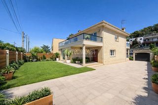 Haus in Canyelles. Casa en venta en canyelles