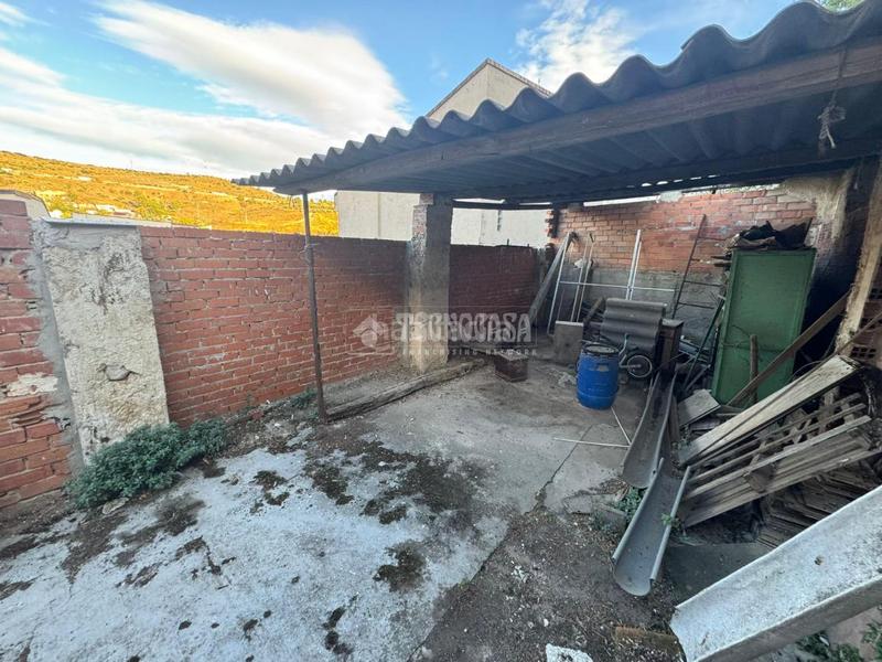 Foto a71dc8bc-d1a1-49e9-a977-ec446490c1db. Casa aparellada a Perales de Tajuña