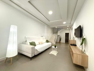 Casa aparellada  C. hipócrates. Casa en venta en almería