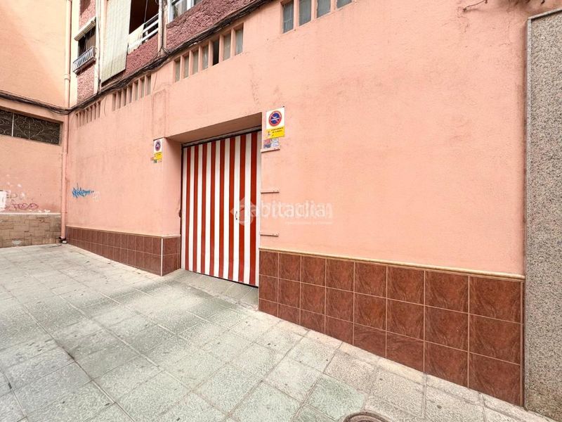 Foto b639d089-2632-4f7a-b7e7-1cf4578515fb. Aparcament cotxe a Centro Almería