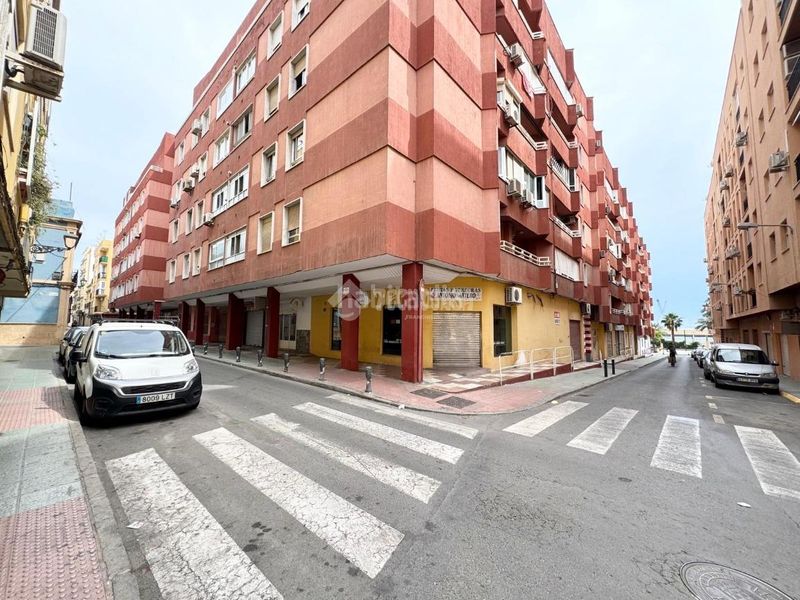 Foto ec17603b-6d1c-4131-b735-1f68ce4b5cdf. Aparcament cotxe a Centro Almería