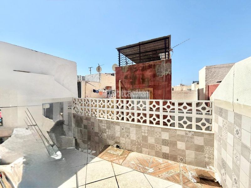 Foto 494280ad-42f9-43c2-8973-12c571a49158. Casa aparellada a Centro Almería