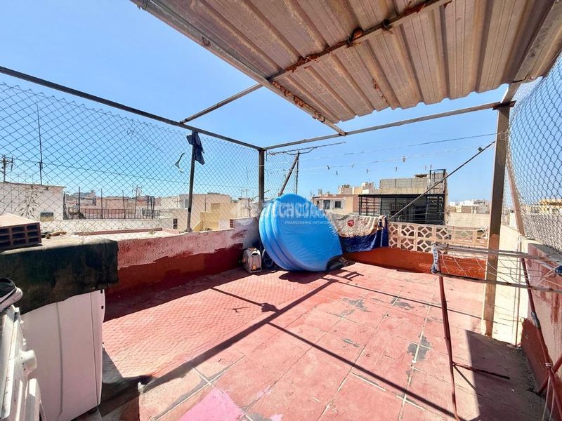Foto 83a10485-3624-4489-b505-7c4845b09673. Casa aparellada a Centro Almería