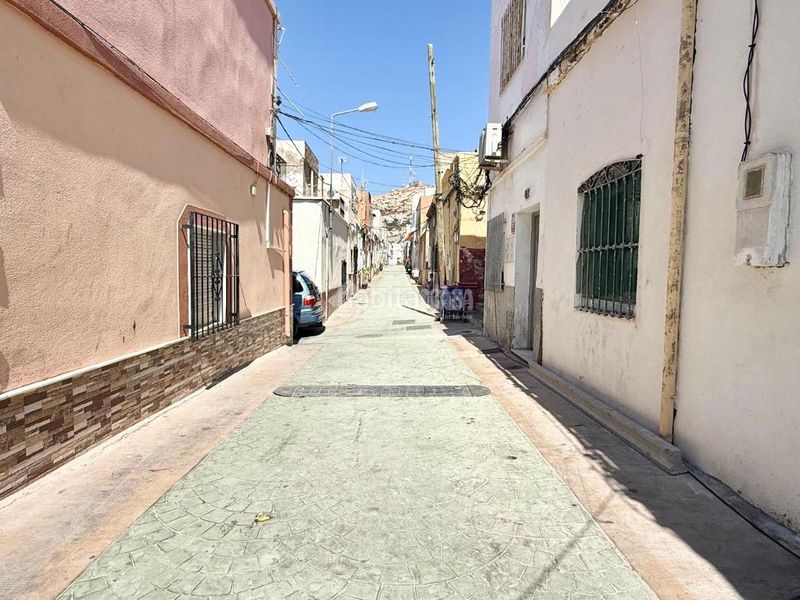 Foto aeeffe0c-d9a9-41b1-a8ac-28f42eca2d8b. Casa aparellada a Centro Almería