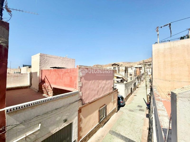 Foto d8dffb99-e760-4d87-94cd-7c827221dc6a. Casa aparellada a Centro Almería