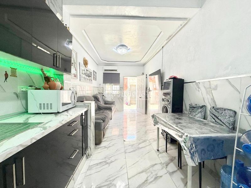 Foto fa22e313-5cd6-43d6-9cd9-f281bc684c3f. Casa aparellada a Centro Almería