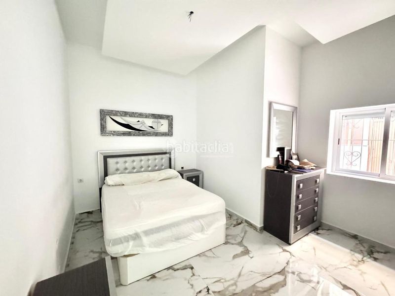 Foto b490766a-955f-4d39-bfbf-1723511b8c86. Casa aparellada a Centro Almería