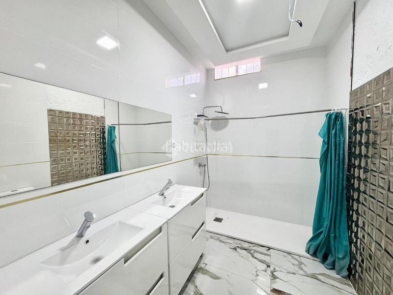 Foto d9465fba-6221-497e-a031-b76c3ac7f8e8. Casa aparellada a Centro Almería