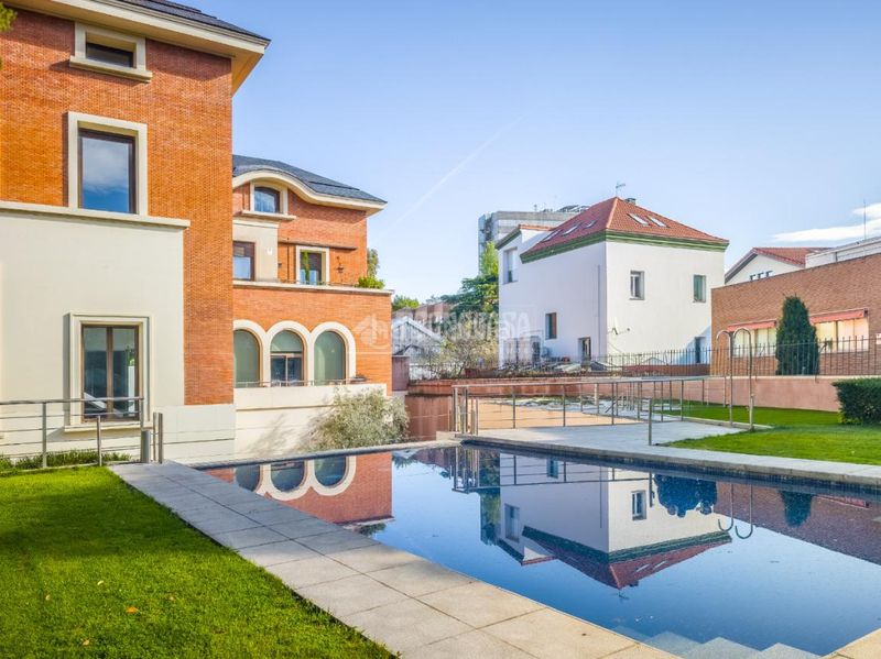 Foto b743cb4d-33b9-440f-a7a9-c4b183a1593a. Pis amb calefacció aparcament piscina a El Viso Madrid