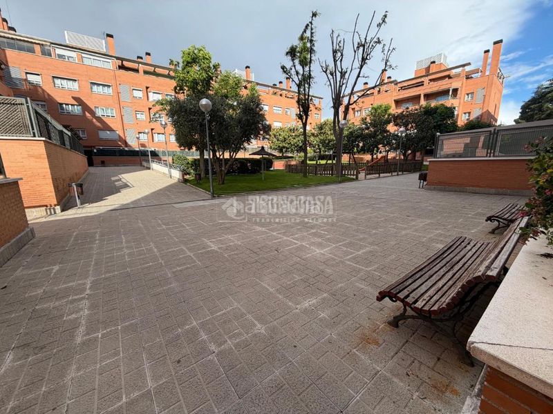 Foto b8ec1bde-6ab7-47ad-93dd-ca38973cc790. Pis amb aparcament a Canillejas Madrid