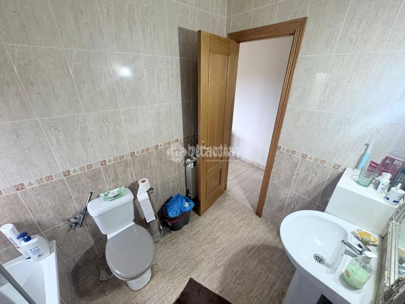 Foto 273b1306-f66a-4d0c-a081-9975484f71f9. Casa aparellada amb calefacció aparcament a Velada