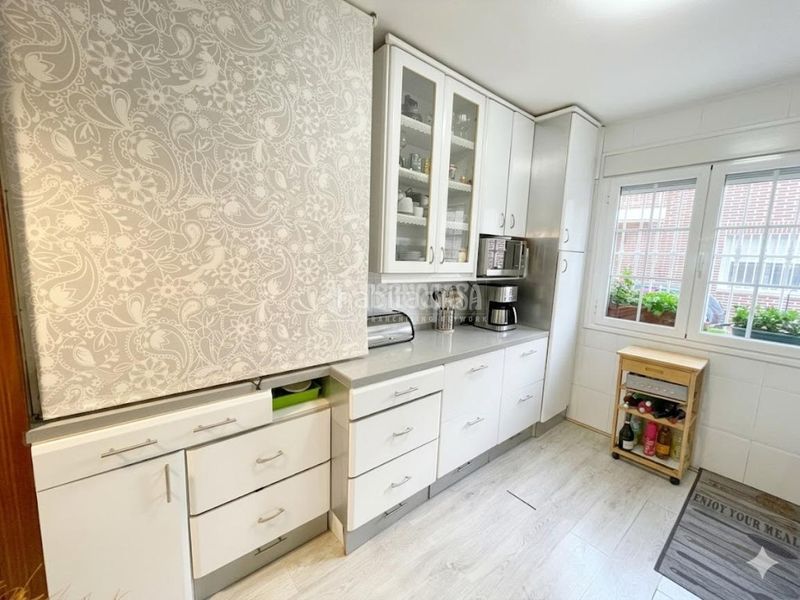 Foto 1043f6d3-9b27-4e8f-abd6-614244b28e5c. Casa aparellada amb calefacció aparcament a Brezo Valdemoro